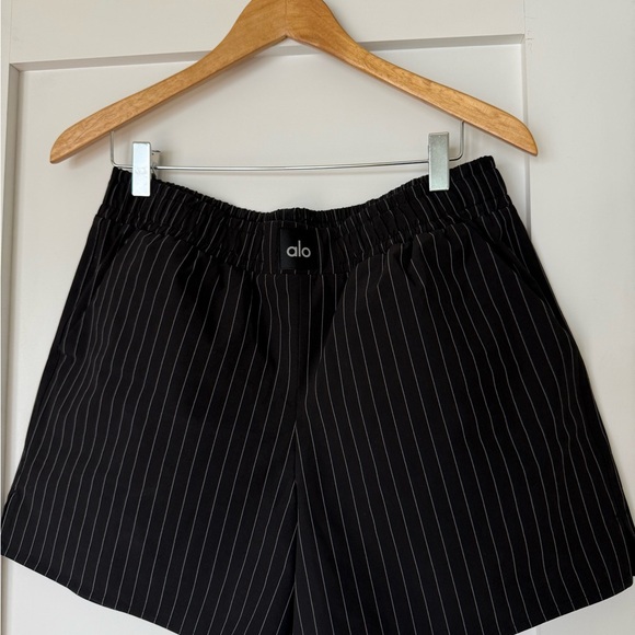 ALO Yoga Pinstripe Daylight Boxer Short - Picture 2 of 4